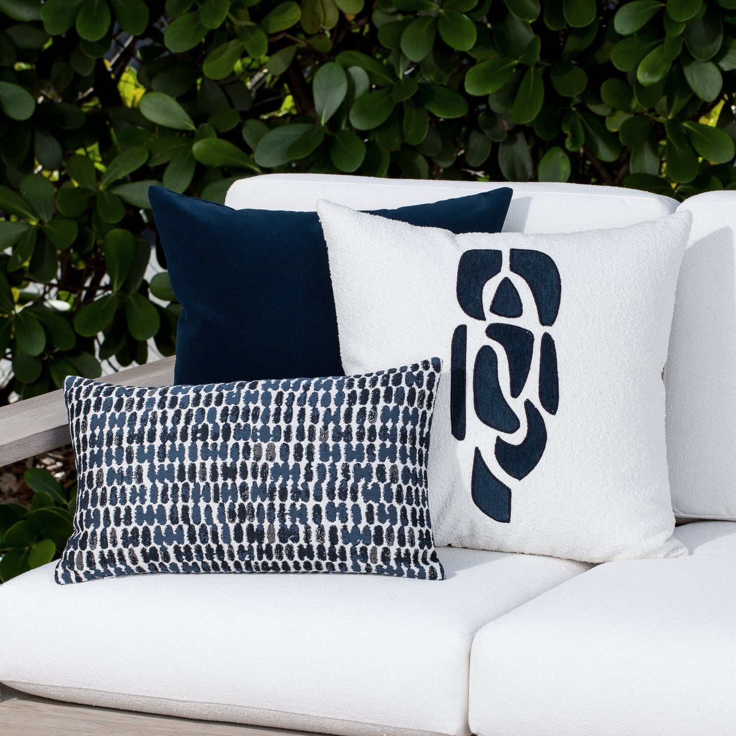 12" x 20" Elaine Smith Pillow  Thumbprint Indigo, image 4